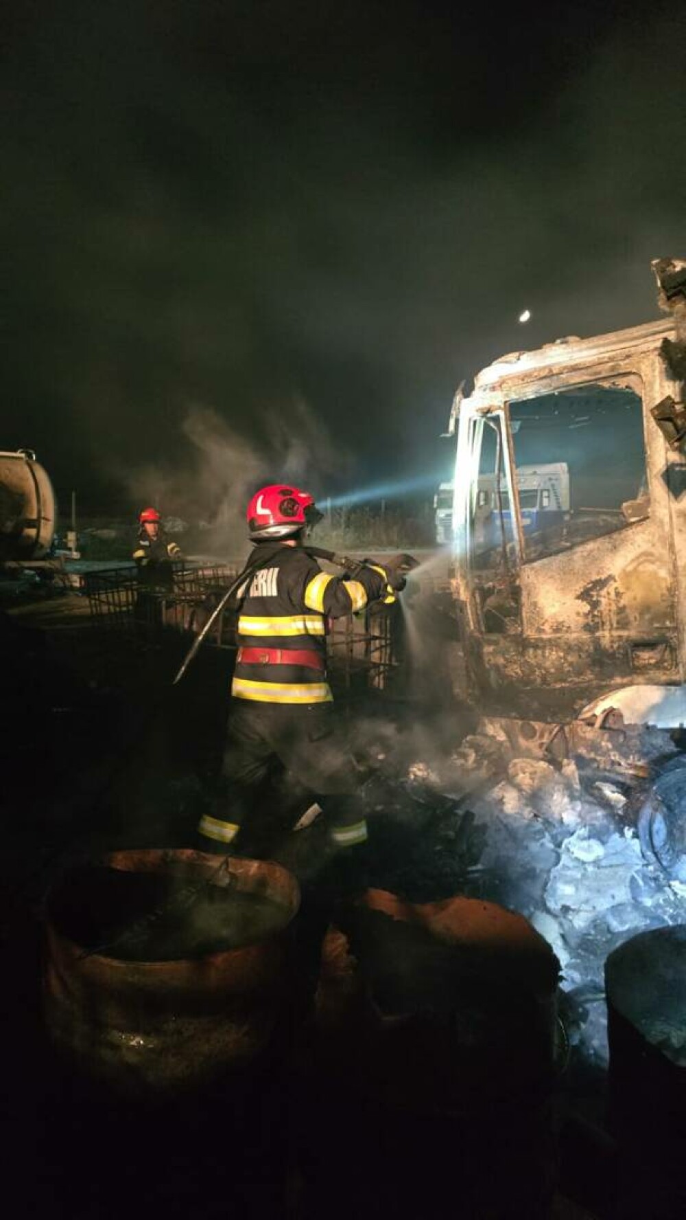 Cisterne fără încărcătură, cuprinse de incendiu într-o parcare din 2 Mai. A fost emis mesaj RO-Alert - Imaginea 3