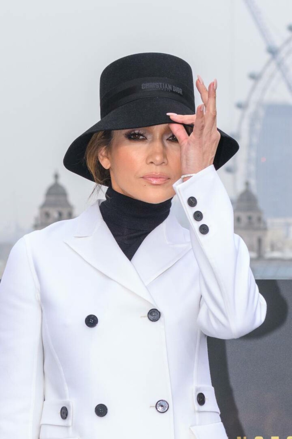 Jennifer Lopez, apariție spectaculoasă la Londra. Cât valorează ținuta pe care a purtat-o. GALERIE FOTO - Imaginea 16