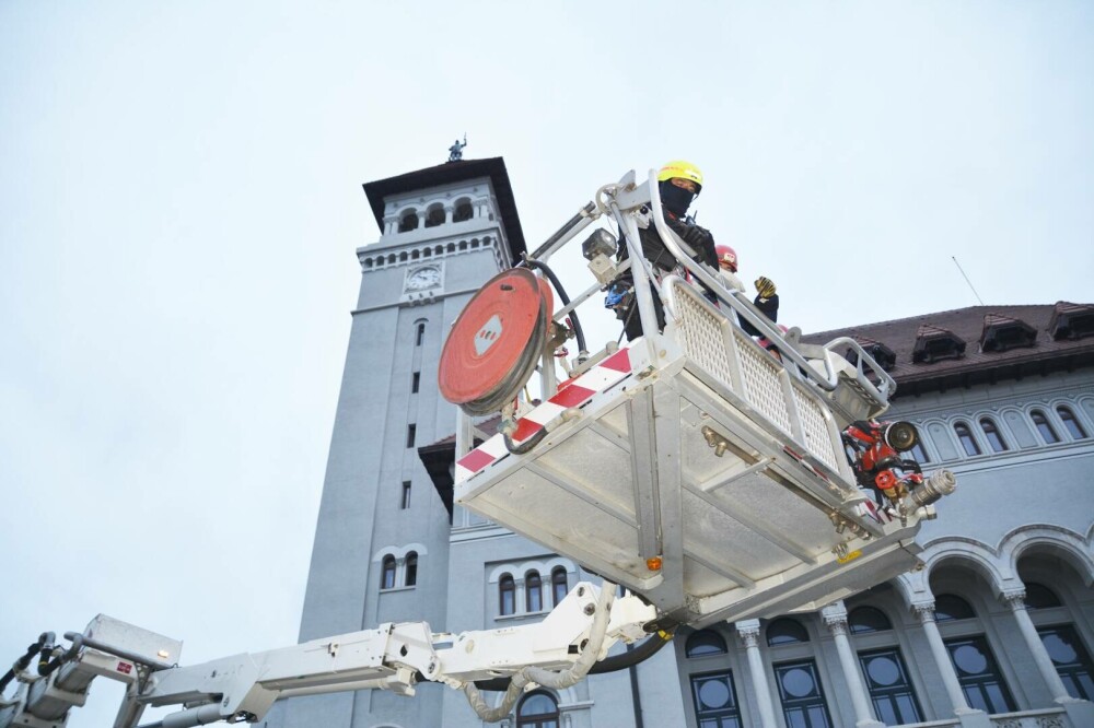 Ce se întâmplă la Primăria Sectorului 1. Scutul statuii Sfântului Dimitrie din turnul clădirii s-a desprins, gata să cadă - Imaginea 6