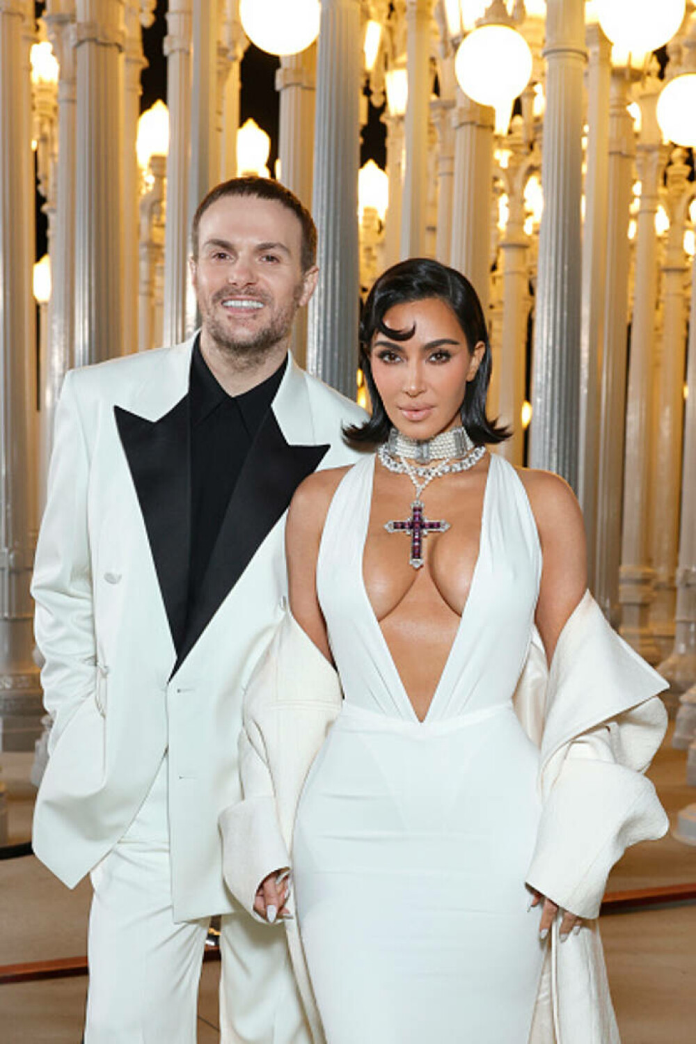 FOTO. Kim Kardashian a purtat o bijuterie de peste 200.000 dolari, care a fost a Prințesei Diana. Unii, revoltați de decolteu - Imaginea 8