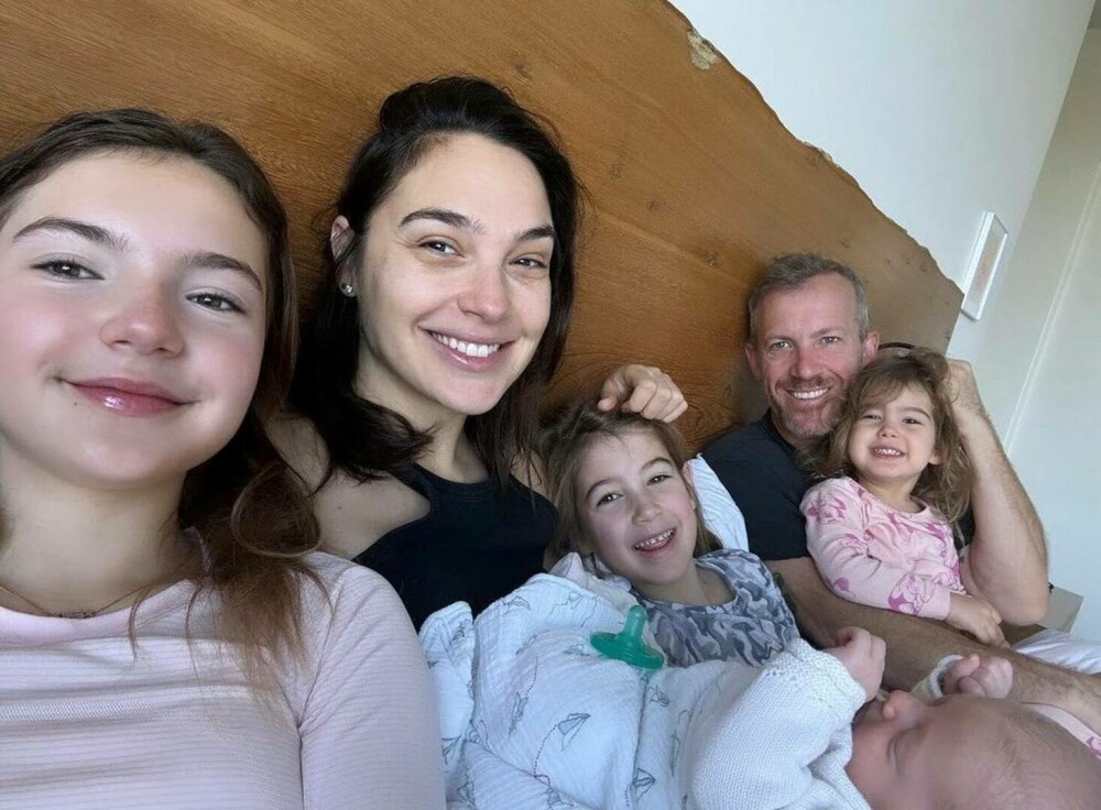 Gal Gadot, imagini rare cu familia ei. Actrița din „Wonder Woman” i-a transmis un mesaj emoționant fiicei sale. FOTO - Imaginea 1