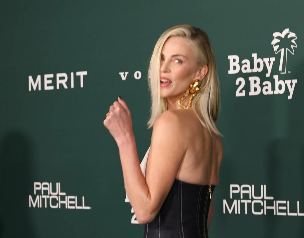 Charlize Theron a întors toate privirile cu ţinuta îndrăzneaţă purtată în cadrul unui eveniment monden. GALERIE FOTO - Imaginea 2