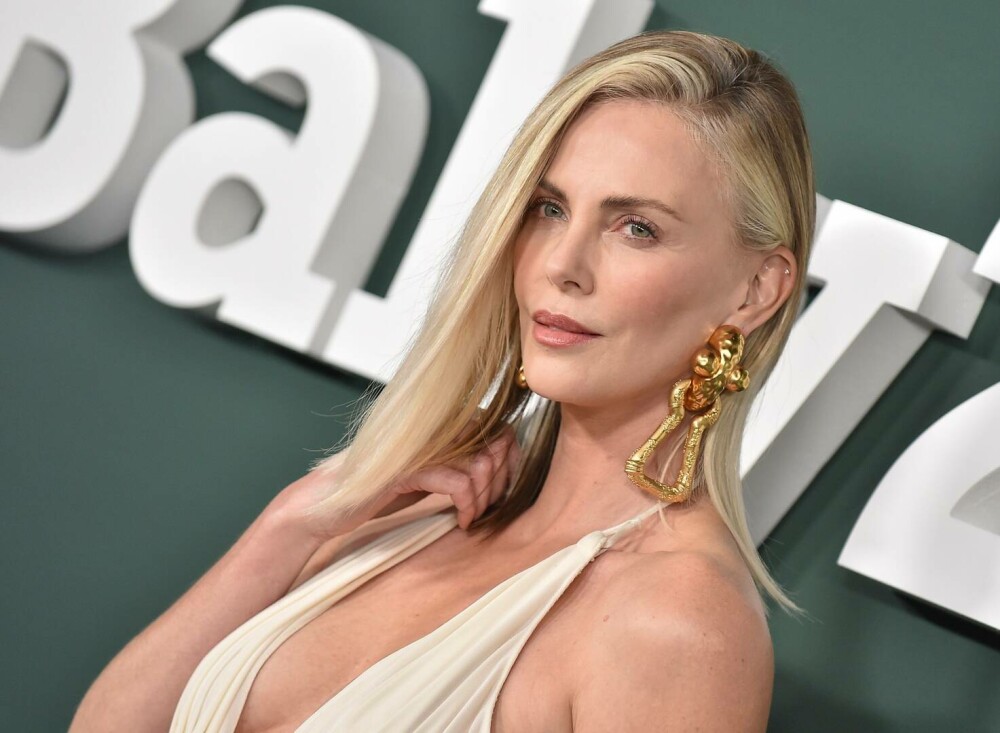 Charlize Theron a întors toate privirile cu ţinuta îndrăzneaţă purtată în cadrul unui eveniment monden. GALERIE FOTO - Imaginea 3