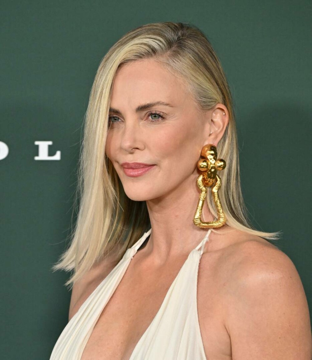 Charlize Theron a întors toate privirile cu ţinuta îndrăzneaţă purtată în cadrul unui eveniment monden. GALERIE FOTO - Imaginea 7