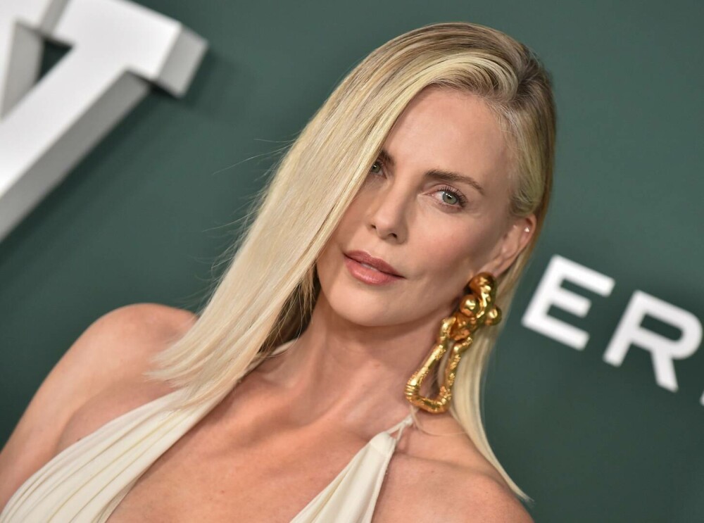 Charlize Theron a întors toate privirile cu ţinuta îndrăzneaţă purtată în cadrul unui eveniment monden. GALERIE FOTO - Imaginea 9