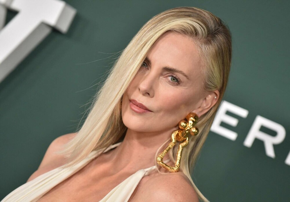 Charlize Theron a întors toate privirile cu ţinuta îndrăzneaţă purtată în cadrul unui eveniment monden. GALERIE FOTO - Imaginea 10