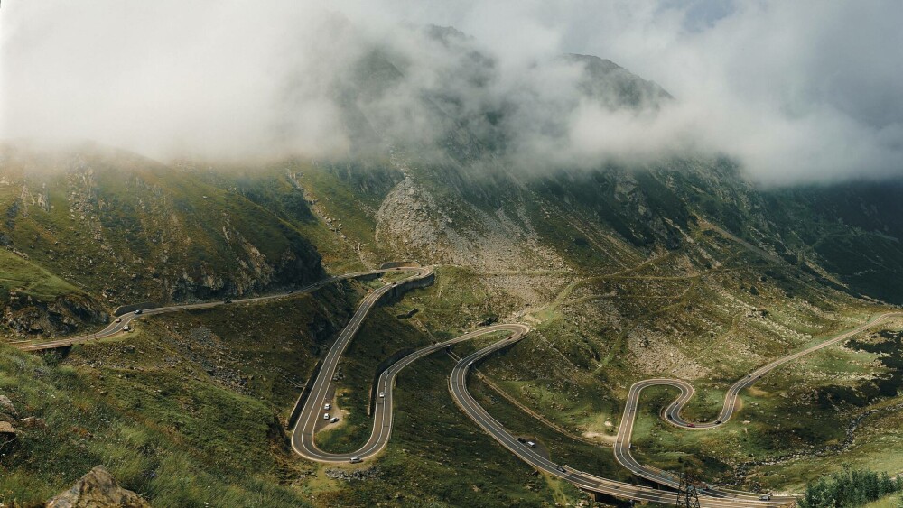 Obiective turistice pe Transfăgărășan. Ce poți vizita când parcurgi cel mai frumos drum din România - Imaginea 2