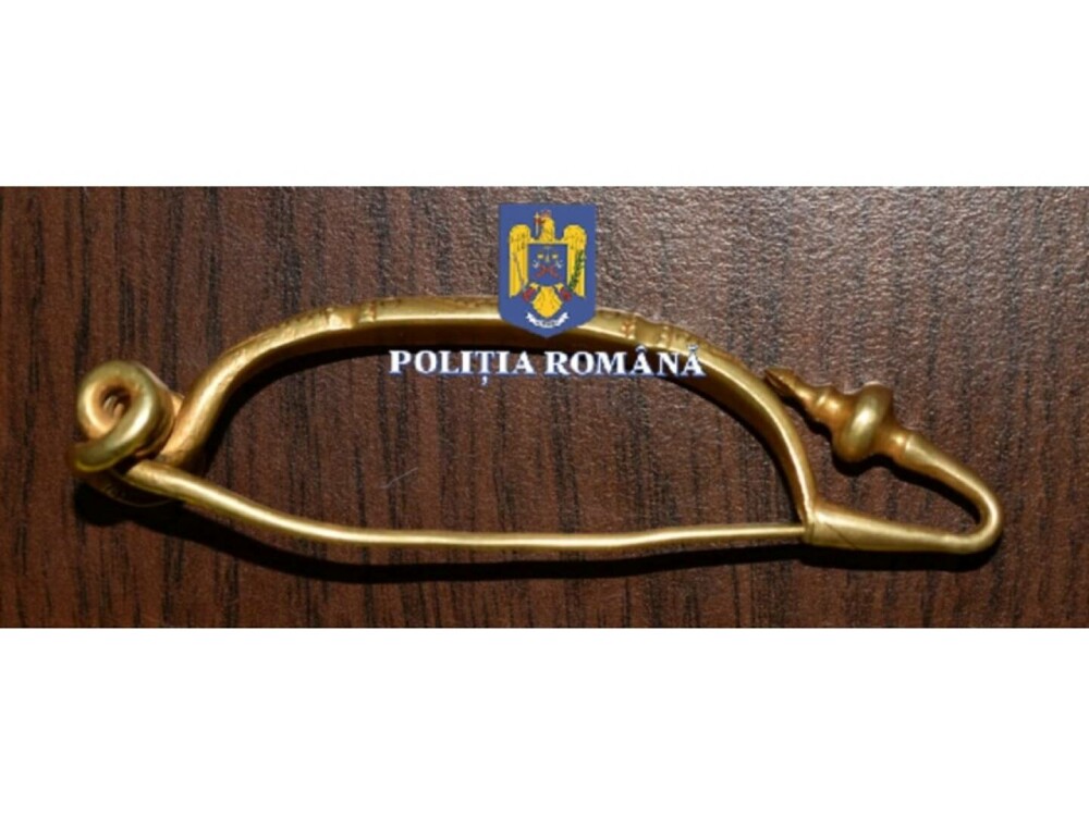 Fibulă din aur, din patrimoniul cultural, recuperată de poliţişti după ce a fost pusă la vânzare pe o rețea socială - Imaginea 2