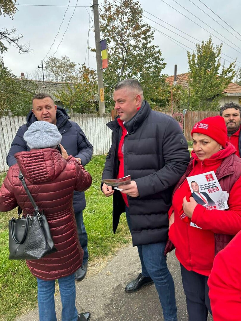 Candidatul PSD care își face campanie electorală printre cei mai săraci oameni îmbrăcat cu o geacă de 10.000 de lei | FOTO - Imaginea 6