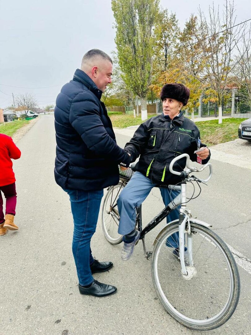 Candidatul PSD care își face campanie electorală printre cei mai săraci oameni îmbrăcat cu o geacă de 10.000 de lei | FOTO - Imaginea 7