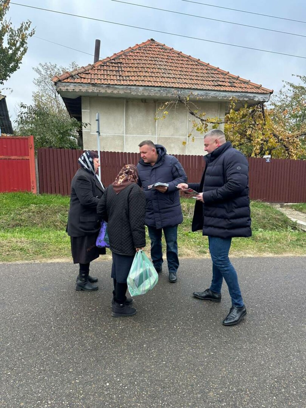 Candidatul PSD care își face campanie electorală printre cei mai săraci oameni îmbrăcat cu o geacă de 10.000 de lei | FOTO - Imaginea 8