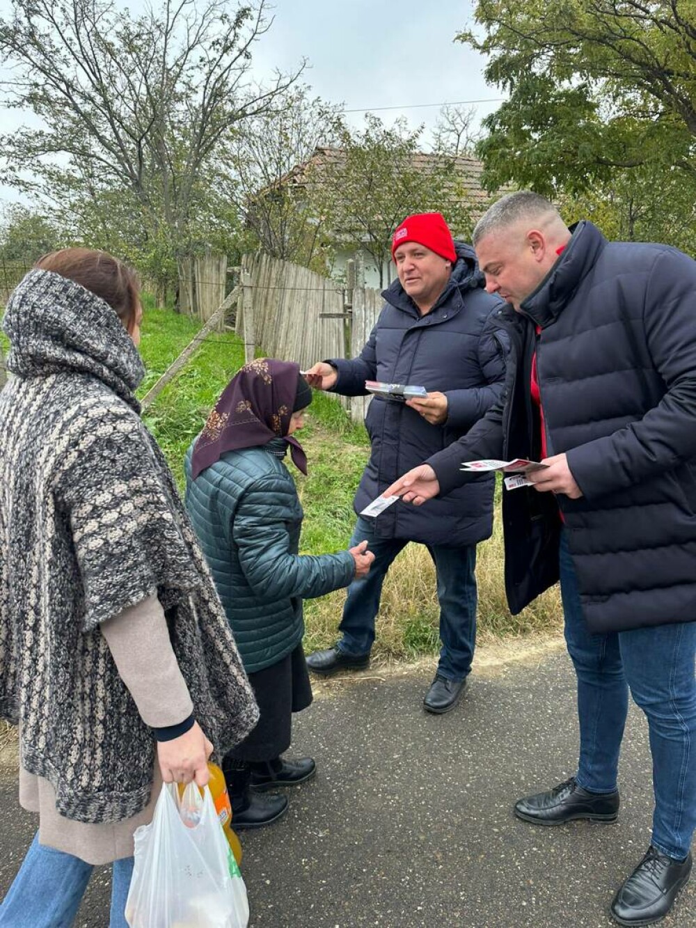 Candidatul PSD care își face campanie electorală printre cei mai săraci oameni îmbrăcat cu o geacă de 10.000 de lei | FOTO - Imaginea 9