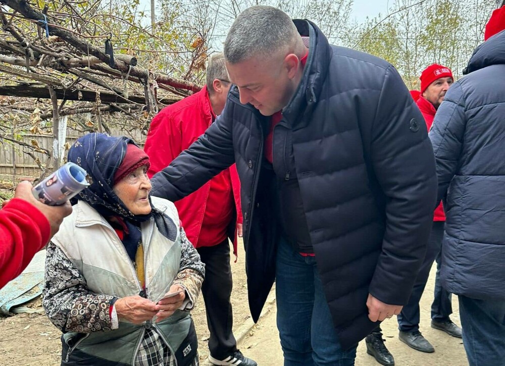 Candidatul PSD care își face campanie electorală printre cei mai săraci oameni îmbrăcat cu o geacă de 10.000 de lei | FOTO - Imaginea 10