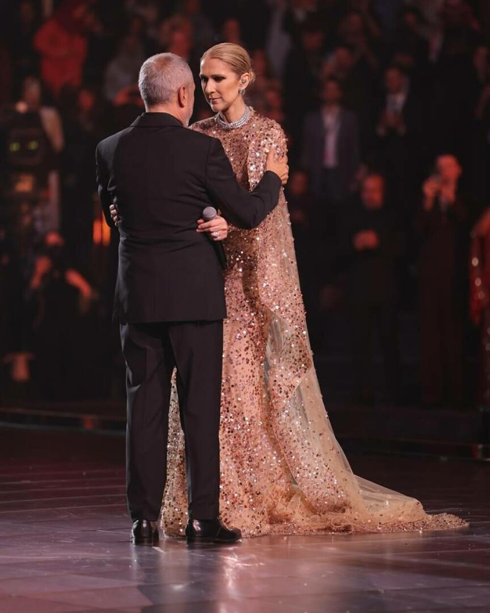 Cum s-a pozat Celine Dion lângă bradul de Crăciun. Ce a purtat în picioare a atras atenția fanilor. GALERIE FOTO - Imaginea 10