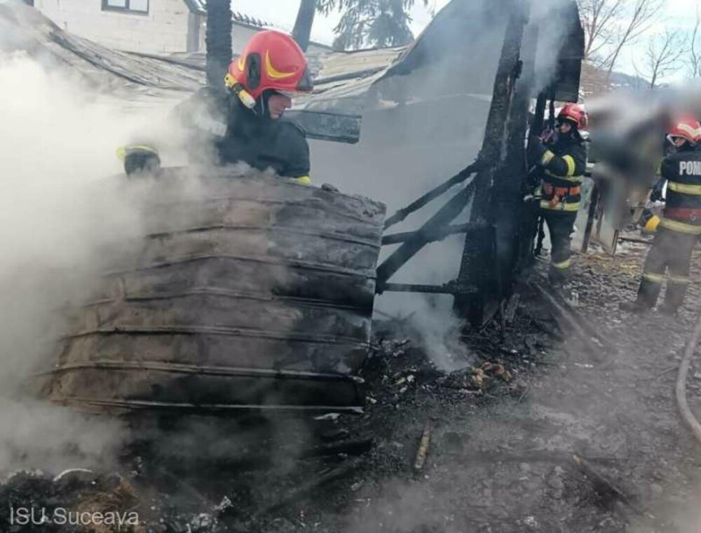 Doi copii în vârstă de 1 și 3 ani au murit după ce casa lor a fost cuprinsă de un incendiu devastator, în Suceava. FOTO - Imaginea 1