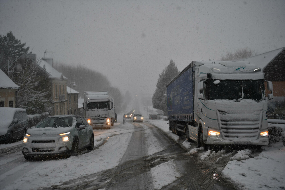 Europa, sub zăpadă. Ninsorile abundente provoacă perturbări ale traficului în Germania şi Franţa. Turnul Eiffel, închis - Imaginea 7