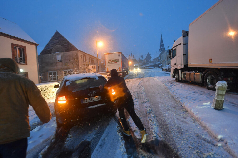 Europa, sub zăpadă. Ninsorile abundente provoacă perturbări ale traficului în Germania şi Franţa. Turnul Eiffel, închis - Imaginea 9