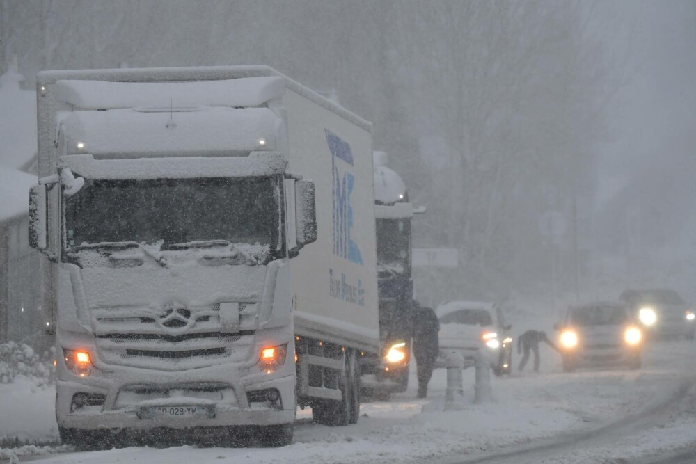 Europa, sub zăpadă. Ninsorile abundente provoacă perturbări ale traficului în Germania şi Franţa. Turnul Eiffel, închis - Imaginea 10