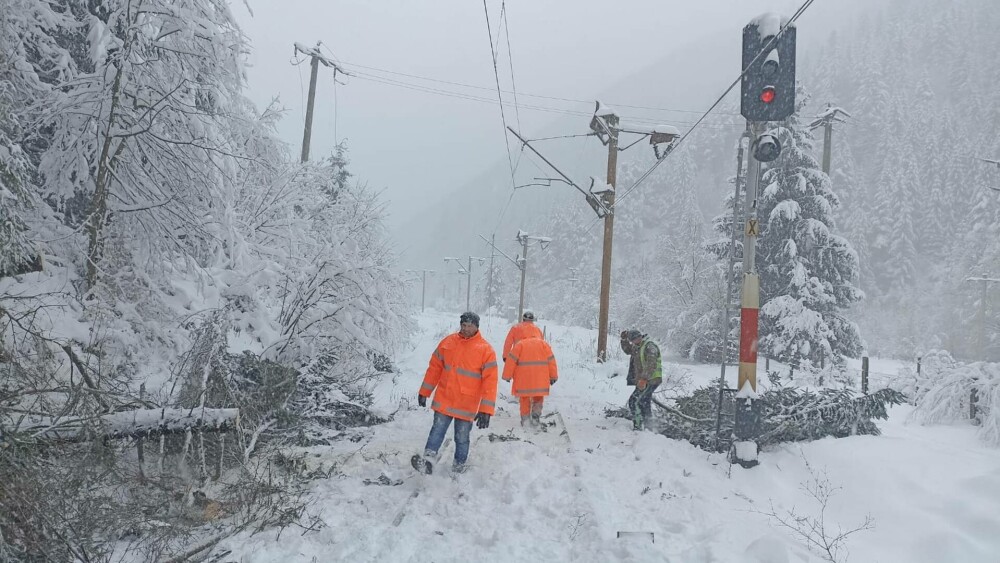 Traficul feroviar, afectat de vântul puternic, ploi şi ninsori viscolite, în judeţele aflate sub coduri meteo. FOTO - Imaginea 3