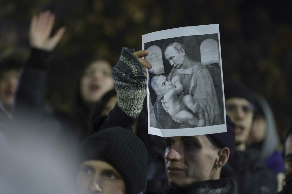 Protest în București după ce Călin Georgescu a câștigat primul tur al alegerilor prezidențiale. „Nu votați un dictator” - Imaginea 1