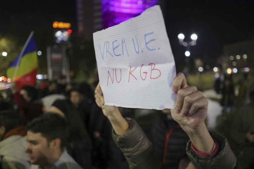 Protest în București după ce Călin Georgescu a câștigat primul tur al alegerilor prezidențiale. „Nu votați un dictator” - Imaginea 4