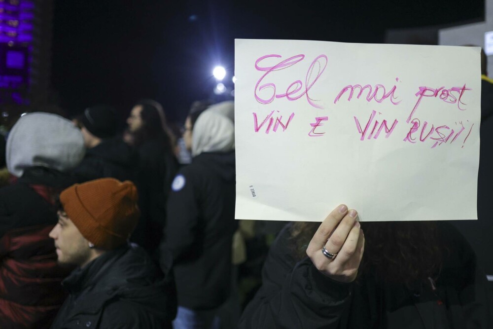 Protest în București după ce Călin Georgescu a câștigat primul tur al alegerilor prezidențiale. „Nu votați un dictator” - Imaginea 5