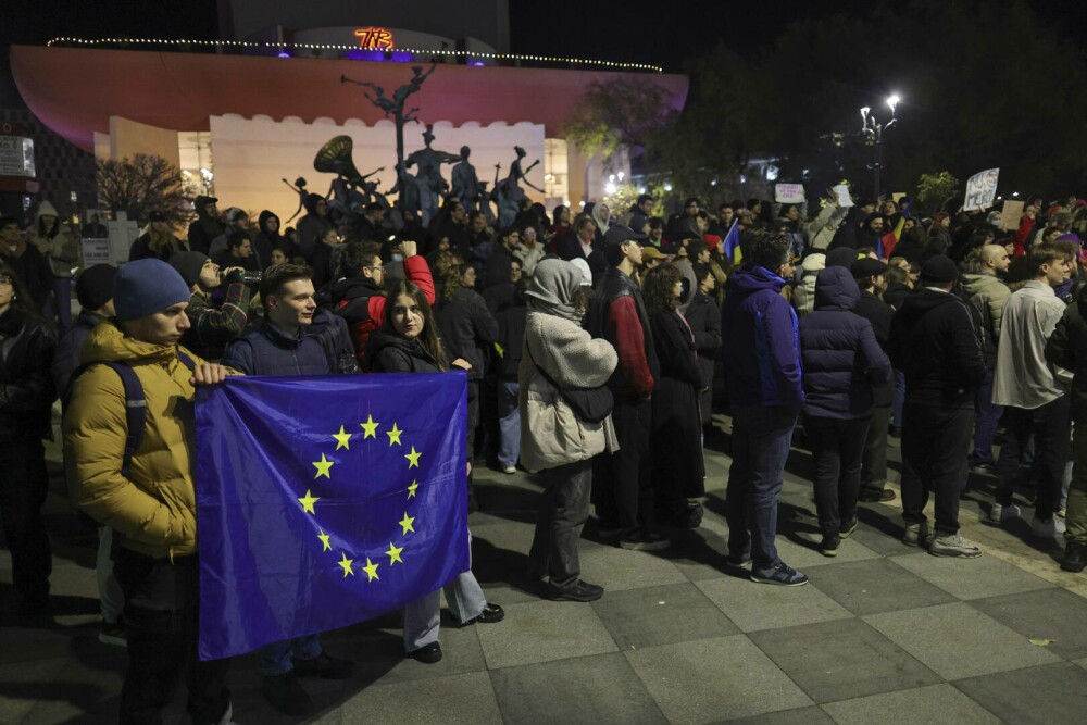 Protest în București după ce Călin Georgescu a câștigat primul tur al alegerilor prezidențiale. „Nu votați un dictator” - Imaginea 6