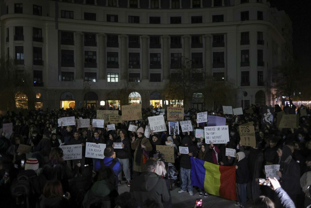 Manifestațiile împotriva lui Călin Georgescu s-au extins în România. „Nu votați un dictator” | FOTO & VIDEO - Imaginea 2