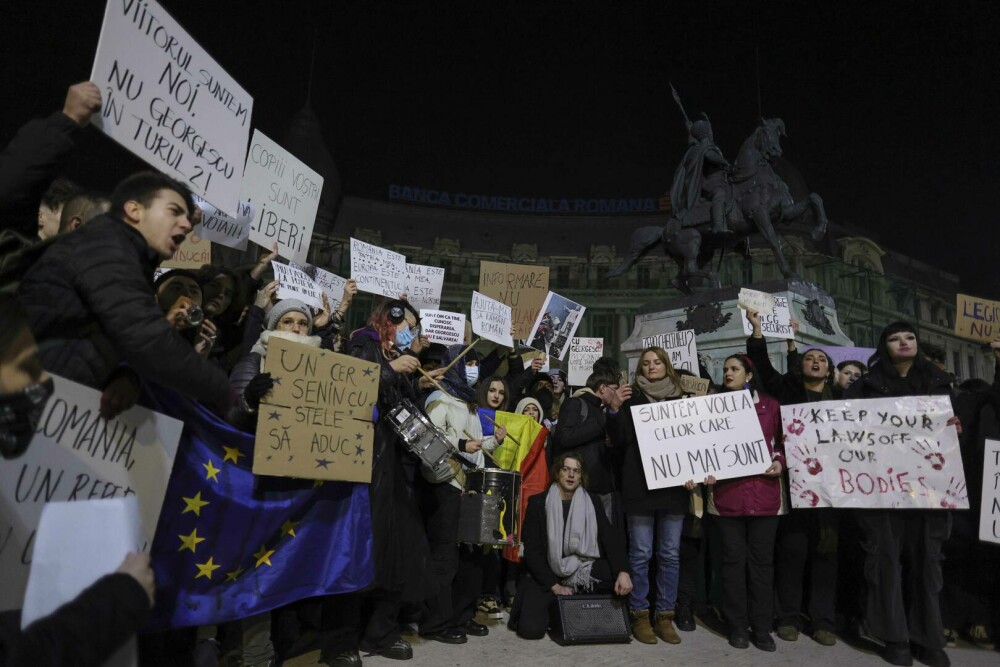 Manifestațiile împotriva lui Călin Georgescu s-au extins în România. „Nu votați un dictator” | FOTO & VIDEO - Imaginea 3