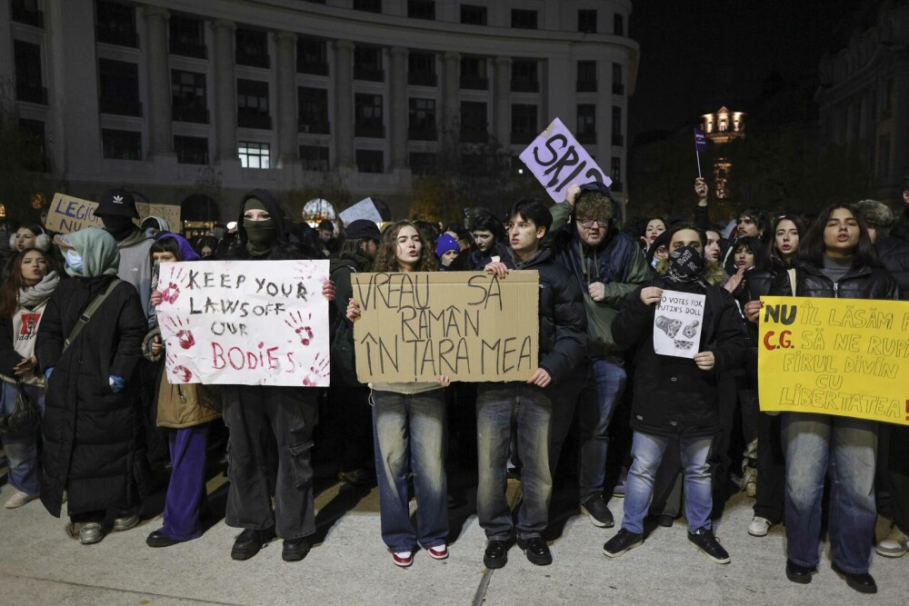 Manifestațiile împotriva lui Călin Georgescu s-au extins în România. „Nu votați un dictator” | FOTO & VIDEO - Imaginea 7