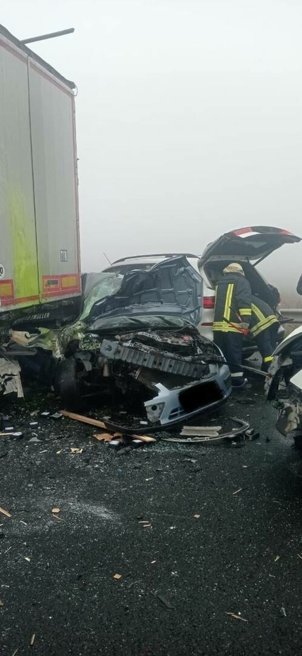 Carambol cu 7 mașini pe autostrada A1. Două persoane au fost rănite. Traficul rutier a fost blocat. FOTO - Imaginea 1