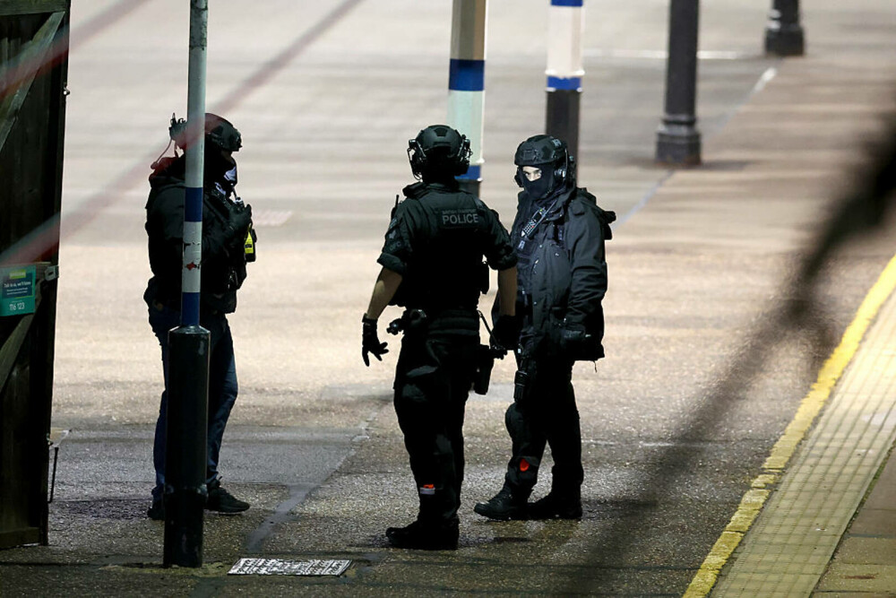 Atac armat într-un tren din Londra. Martorii povestesc cum se ascundeau în toalete pentru a scăpa: „Sângele era peste tot” - Imaginea 7