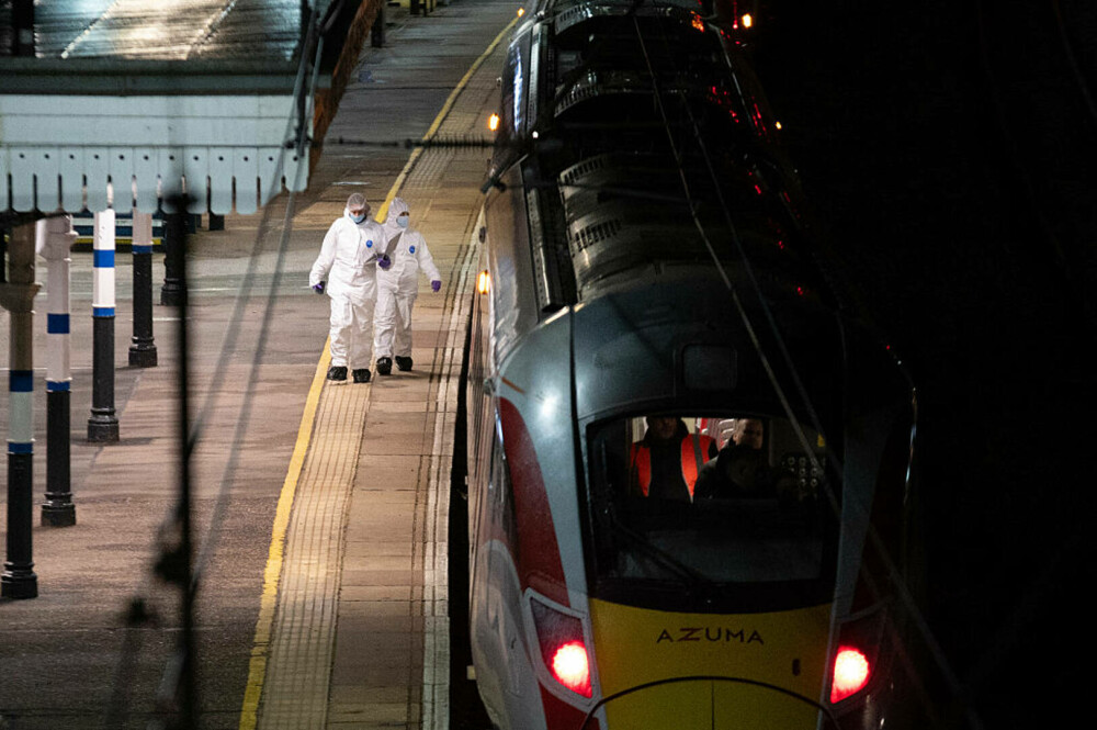 Atac armat într-un tren din Londra. Martorii povestesc cum se ascundeau în toalete pentru a scăpa: „Sângele era peste tot” - Imaginea 8