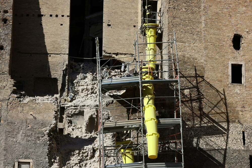 Doi muncitori români, surprinși de prăbușirea turnului din Roma. Unul a fost salvat, celălalt a rămas blocat între dărâmături - Imaginea 2