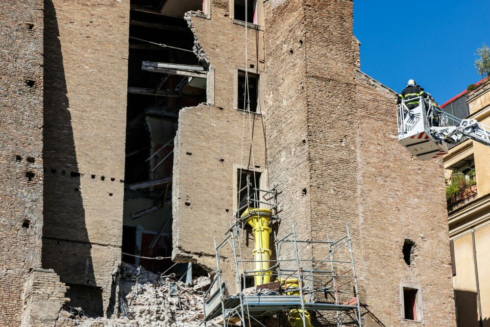 Doi muncitori români, surprinși de prăbușirea turnului din Roma. Unul a fost salvat, celălalt a rămas blocat între dărâmături - Imaginea 3