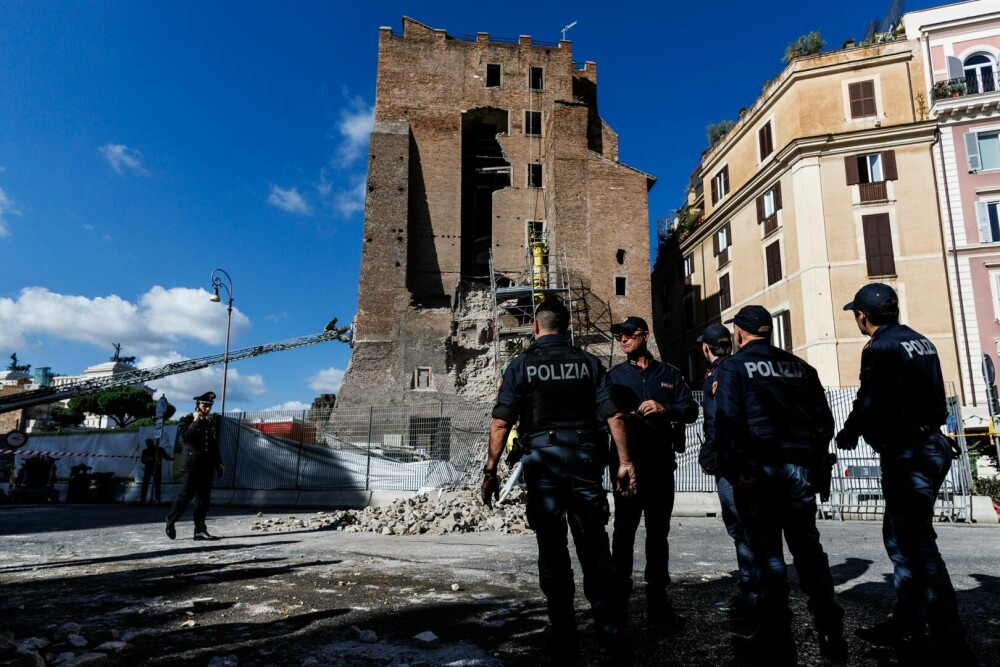 Doi muncitori români, surprinși de prăbușirea turnului din Roma. Unul a fost salvat, celălalt a rămas blocat între dărâmături - Imaginea 4