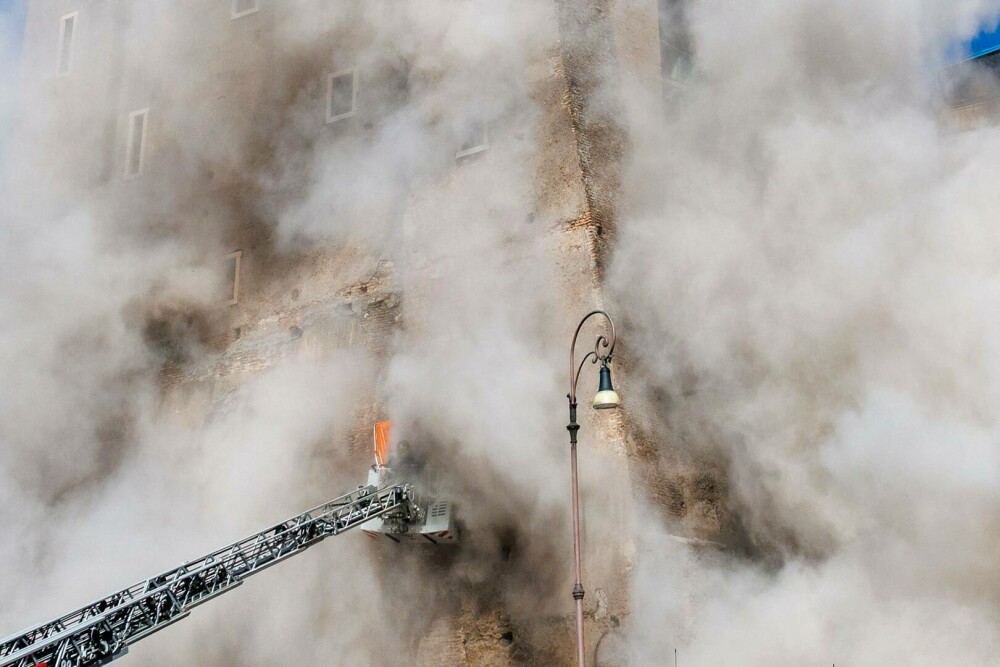 Doi muncitori români, surprinși de prăbușirea turnului din Roma. Unul a fost salvat, celălalt a rămas blocat între dărâmături - Imaginea 5