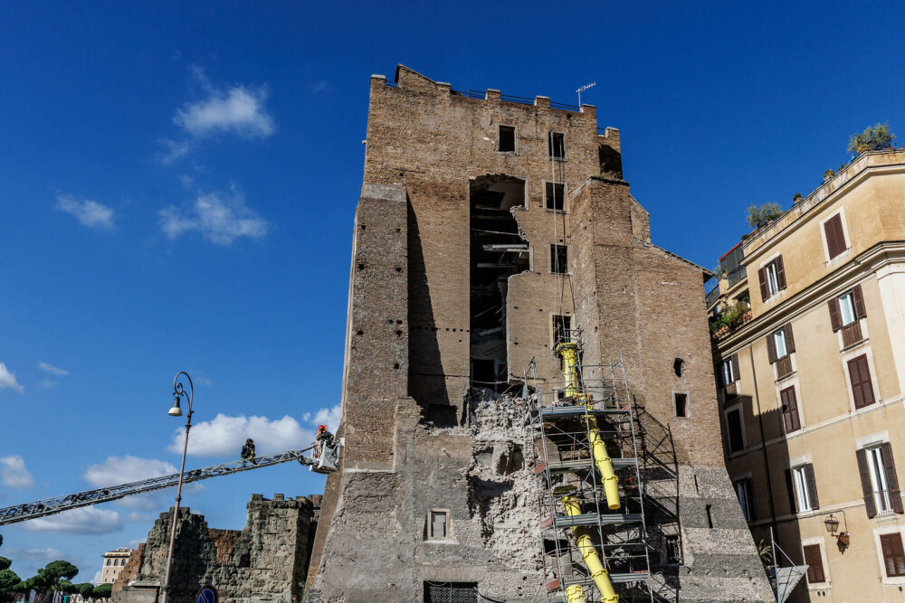 Doi muncitori români, surprinși de prăbușirea turnului din Roma. Unul a fost salvat, celălalt a rămas blocat între dărâmături - Imaginea 6