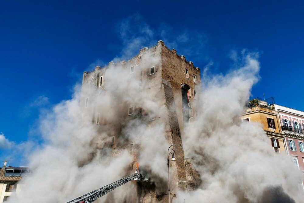 Doi muncitori români, surprinși de prăbușirea turnului din Roma. Unul a fost salvat, celălalt a rămas blocat între dărâmături - Imaginea 1