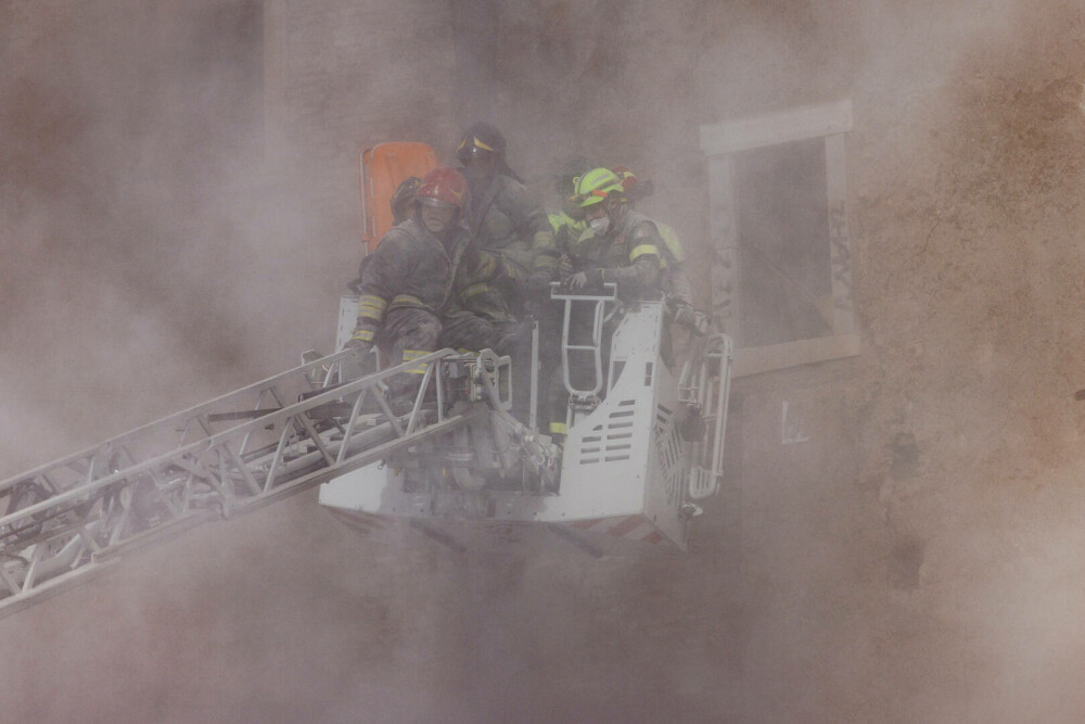 Doi muncitori români, surprinși de prăbușirea turnului din Roma. Unul a fost salvat, celălalt a rămas blocat între dărâmături - Imaginea 8