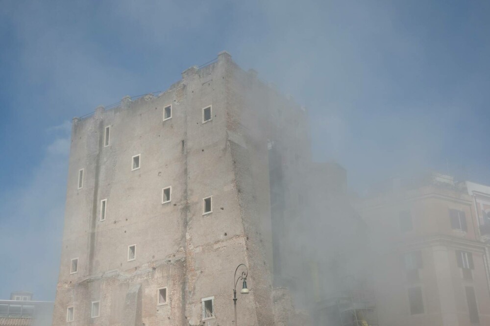 Doi muncitori români, surprinși de prăbușirea turnului din Roma. Unul a fost salvat, celălalt a rămas blocat între dărâmături - Imaginea 9