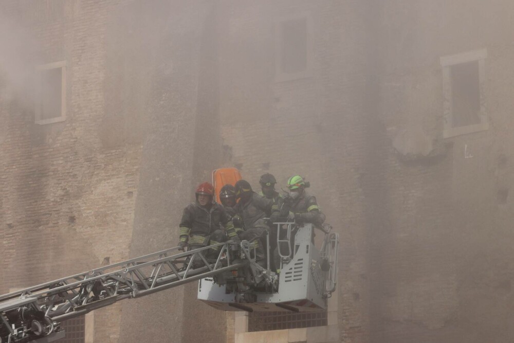 Doi muncitori români, surprinși de prăbușirea turnului din Roma. Unul a fost salvat, celălalt a rămas blocat între dărâmături - Imaginea 10