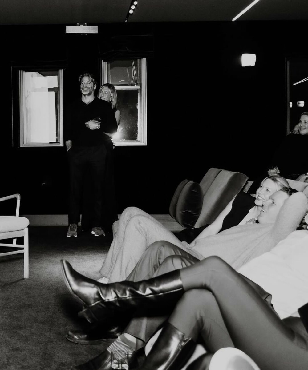 Actrița Jennifer Aniston a oficializat relația cu Jim Curtis. Imaginea care a topit inimile fanilor. GALERIE FOTO - Imaginea 3