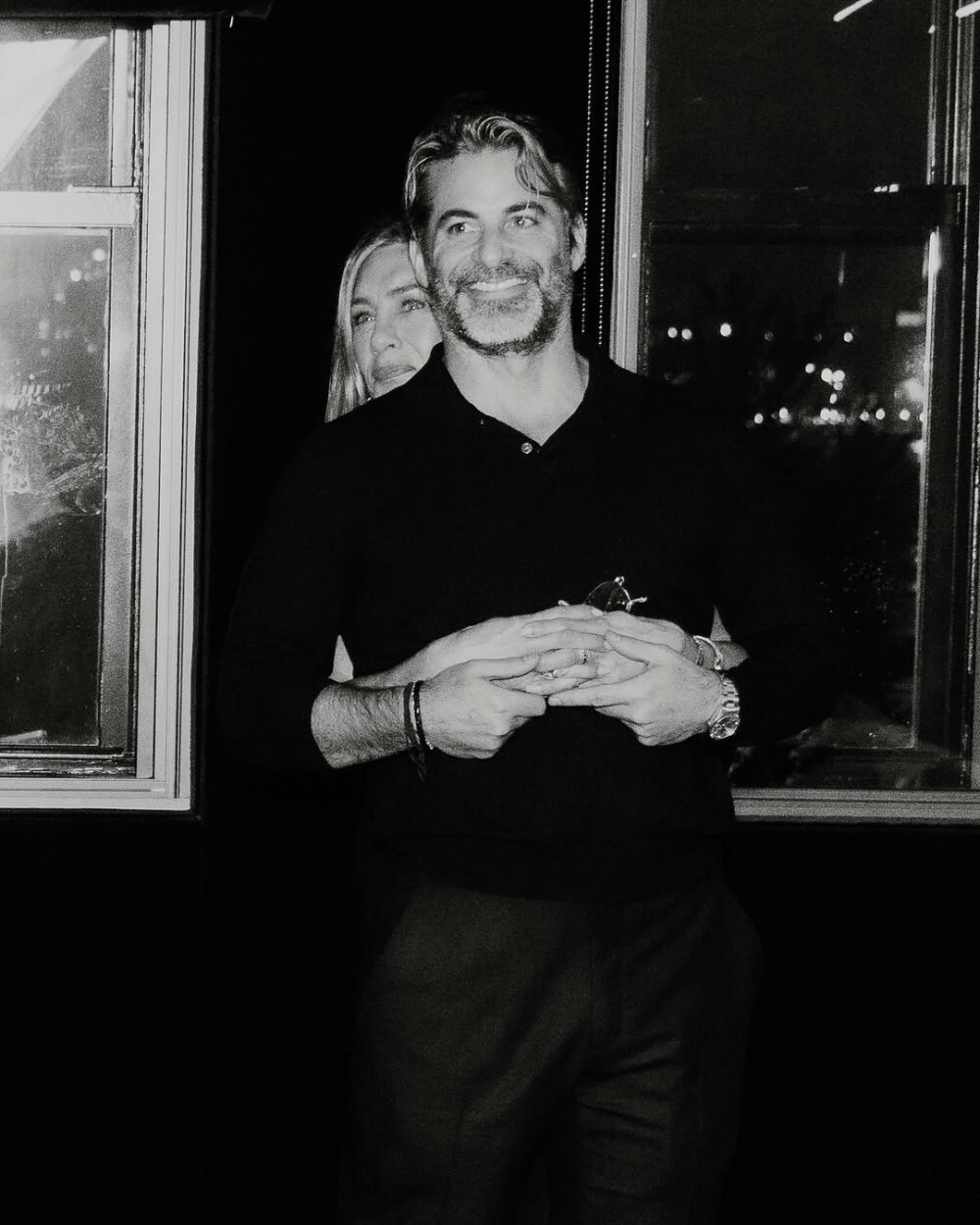 Actrița Jennifer Aniston a oficializat relația cu Jim Curtis. Imaginea care a topit inimile fanilor. GALERIE FOTO - Imaginea 2