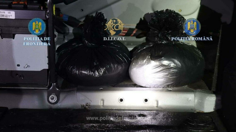 Un șofer de 61 de ani a fost reținut la frontiera Calafat-Vidin după ce polițiștii s-au uitat ce are în sacii din portbagaj - Imaginea 3
