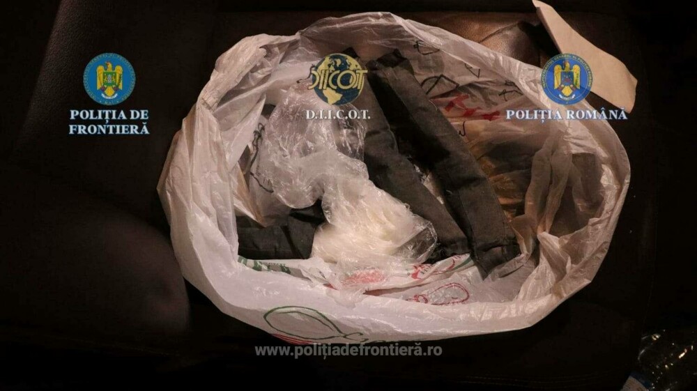 Un șofer de 61 de ani a fost reținut la frontiera Calafat-Vidin după ce polițiștii s-au uitat ce are în sacii din portbagaj - Imaginea 4