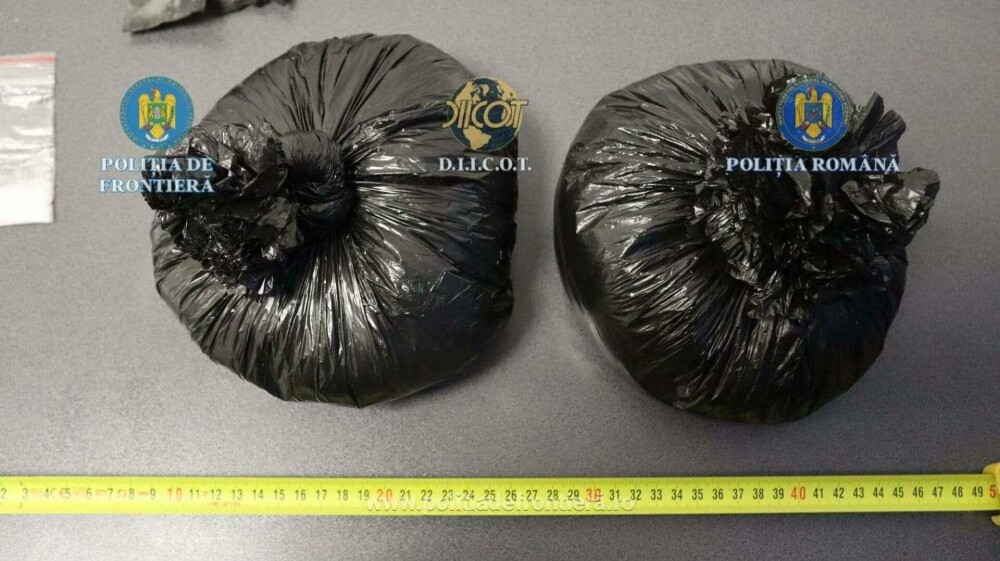 Un șofer de 61 de ani a fost reținut la frontiera Calafat-Vidin după ce polițiștii s-au uitat ce are în sacii din portbagaj - Imaginea 5