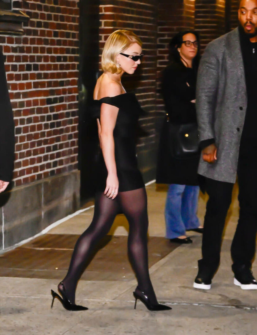 Sydney Sweeney, apariție plină de eleganță pe străzile din New York. Ținuta cu care a atras toate privirile. FOTO - Imaginea 14