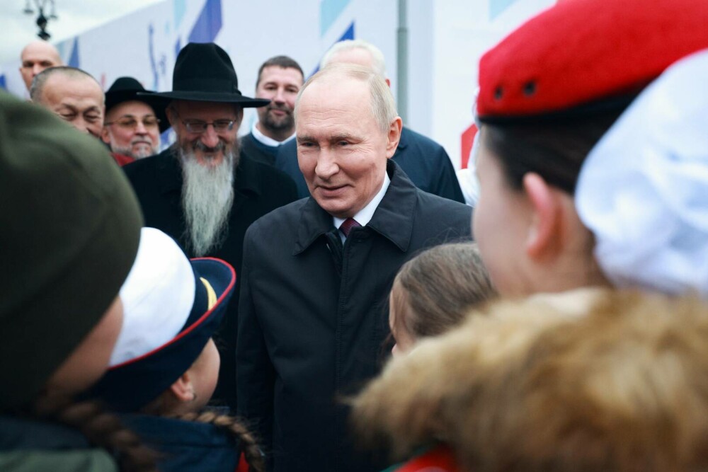 VIDEO. Momentul în care o fetiță de 11 ani îl confruntă pe Putin: „Unchiul meu e trimis din nou la război”. Reacția liderului - Imaginea 3