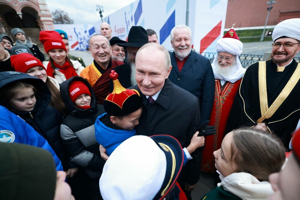 VIDEO. Momentul în care o fetiță de 11 ani îl confruntă pe Putin: „Unchiul meu e trimis din nou la război”. Reacția liderului - Imaginea 7